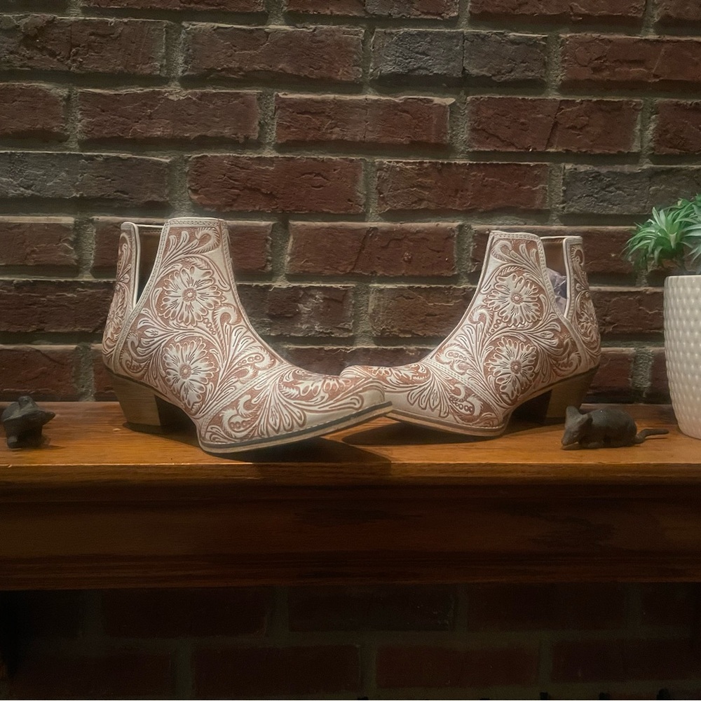 Myra  bag  Moxie Floral Tan Ankle Boots